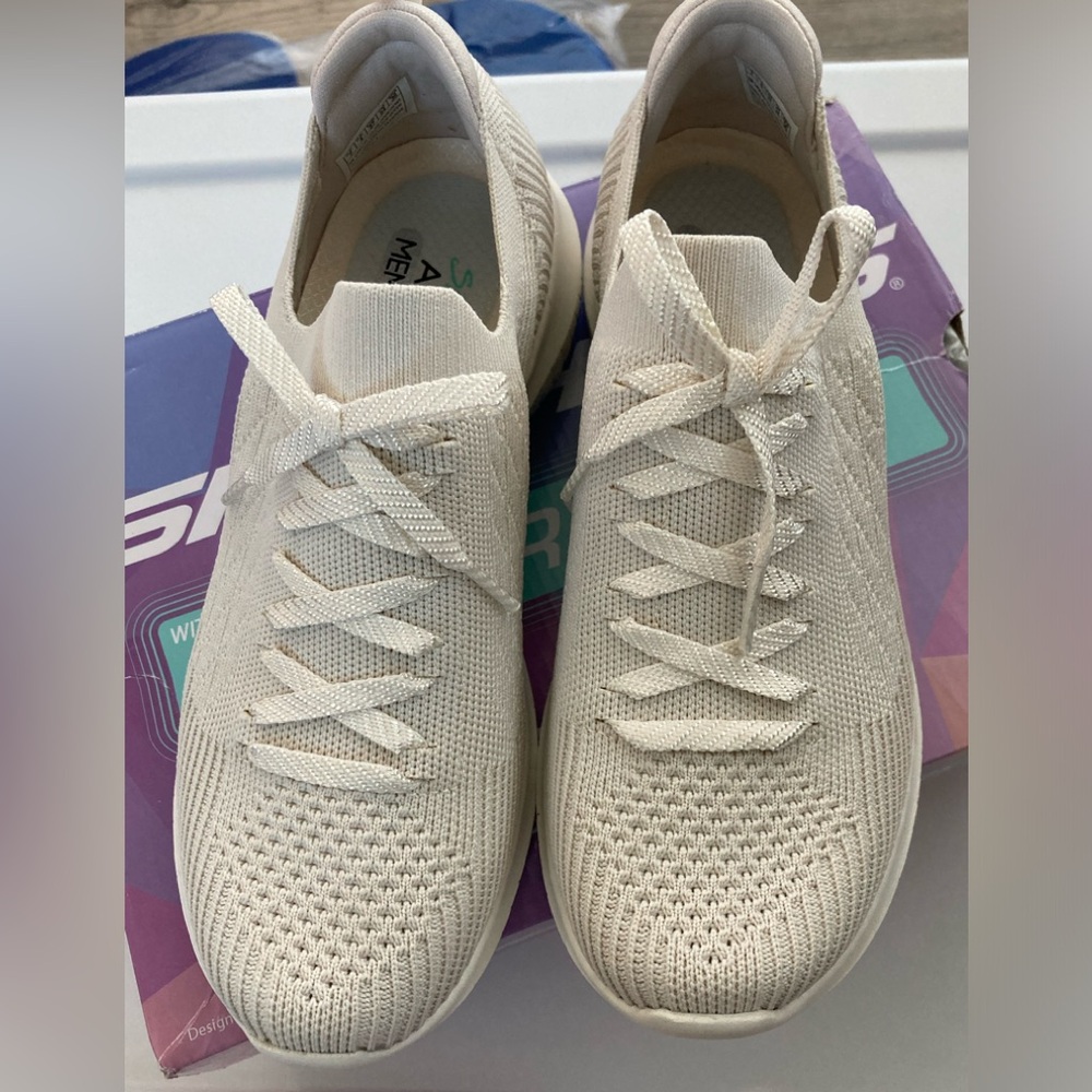 NWOT Skechers Ultra Flex Pop Sensation